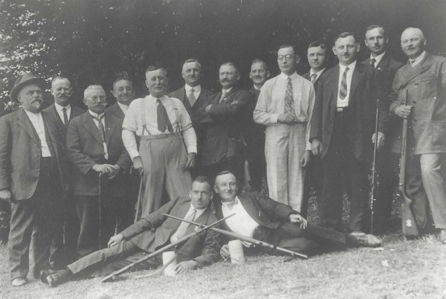 Die Adelsheimer Schützen vor 100 Jahren mit ihrem Oberschützenmeister Dr. Grüschow
